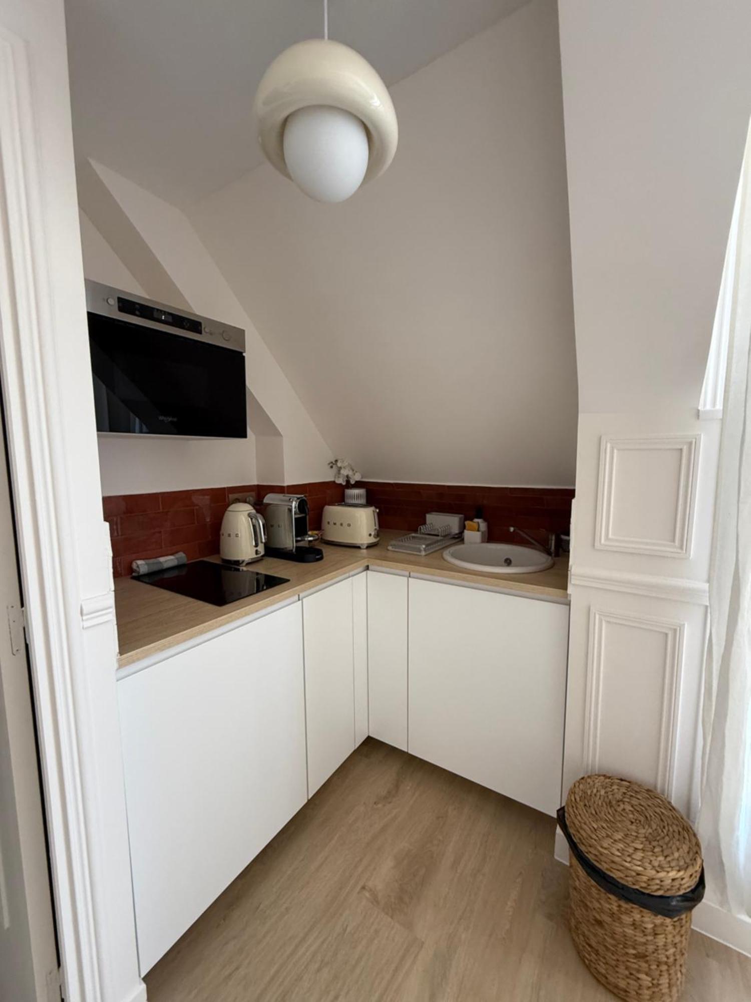 Apartment Little Lv2 Au Coeur De L'avenue Des Champs-elysees Arc De Triomphe Paris